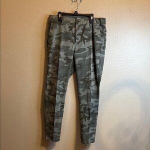 GAP Green and Gray Cargo Pants with Modern Camo Design